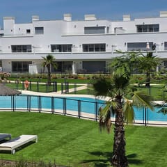 Pool * 5 min to Beach * FREE Parking * Fenced Yard