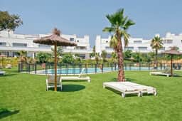 Pool-FREE parking-Close to beach-spacious yard - Image 3