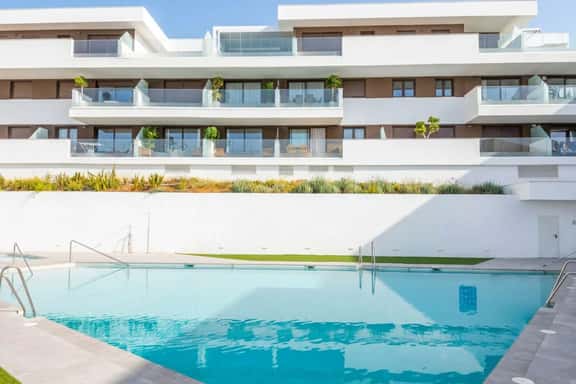 Pool * FREE Parking * Balcony * Close to stores - Image 1