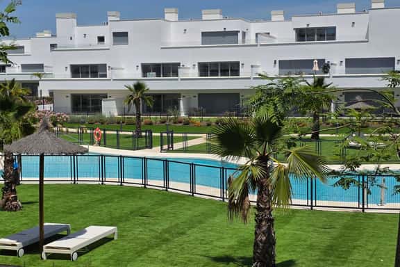Pool * 5 min to Beach * FREE Parking * Fenced Yard - Image 1