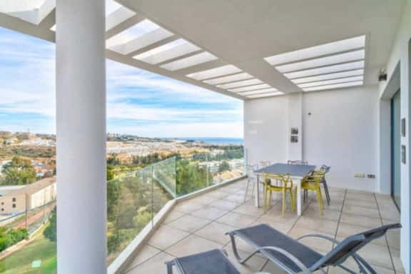 Seaview * Padel Court * Pool * Gym * FREE PARKING - Image 1