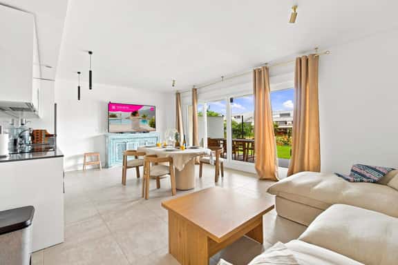 Pool-FREE parking-Close to beach-spacious yard - Image 1