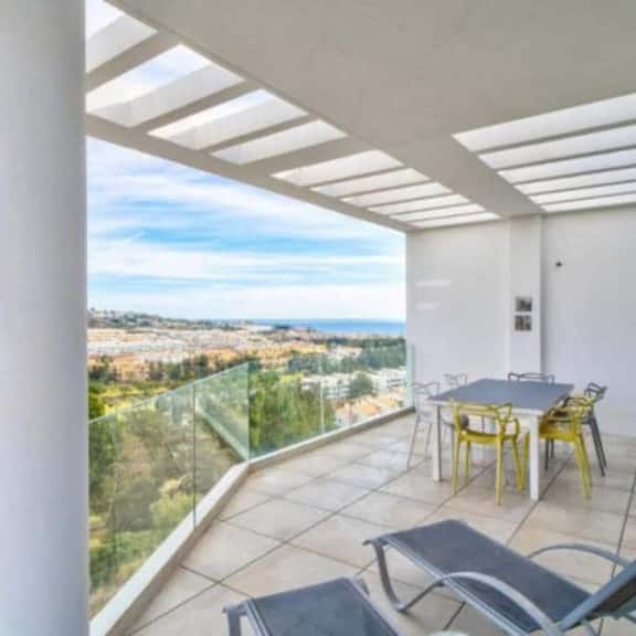 Seaview * Padel Court * Pool * Gym * FREE PARKING - Image 1