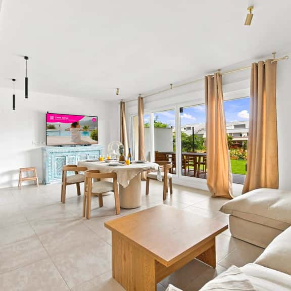 Pool-FREE parking-Close to beach-spacious yard - Image 1
