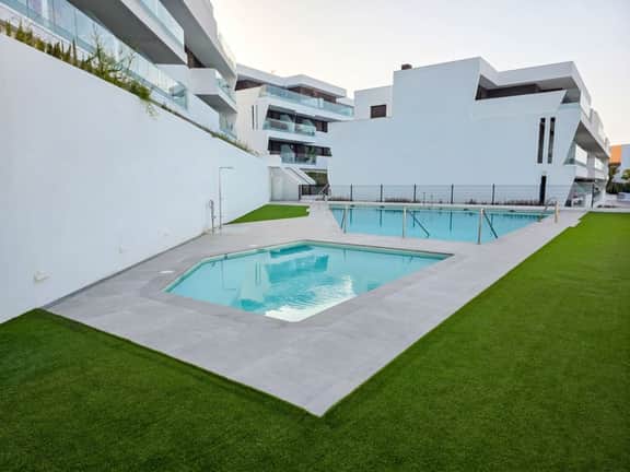 Pool * FREE Parking * Balcony * Close to stores - Image 5