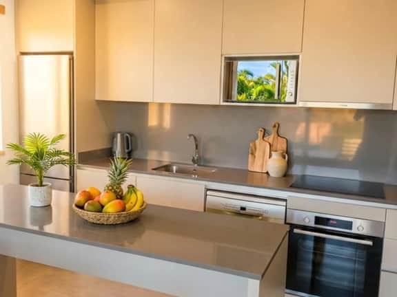 Pool * 5 min to Beach * FREE Parking * Fenced Yard - Image 4