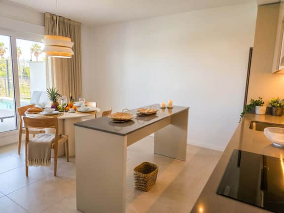 Pool * 5 min to Beach * FREE Parking * Fenced Yard - Image 3